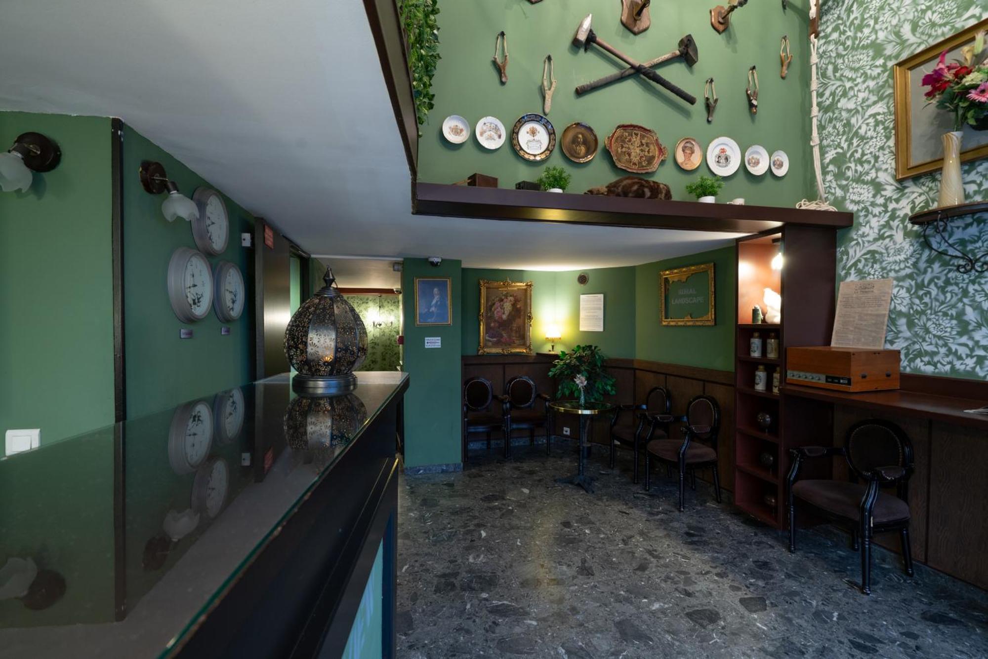 Walled Off Hotel Parijs